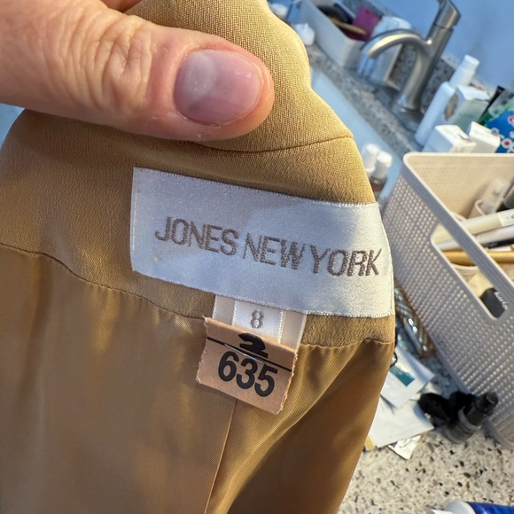 Beautiful Silk Jones New York Beige Short Sleeve Blazer - Picture 2 of 4